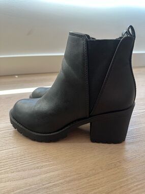 Women's Black Block Heel Chelsea Boot